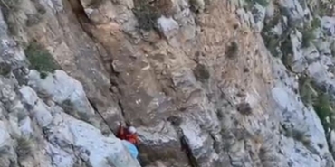 Fethiye’de kayalıklarda mahsur kalan keçi kurtarıldı