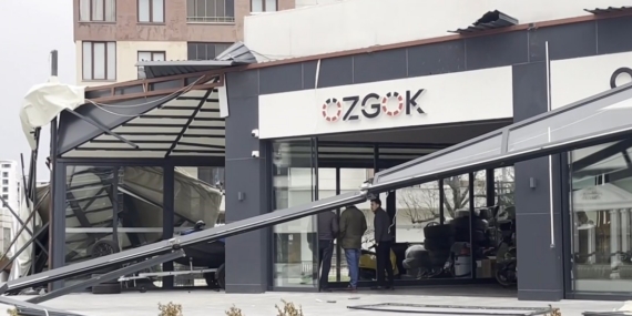 Fırtına çatıları uçurdu, karavanları devirdi