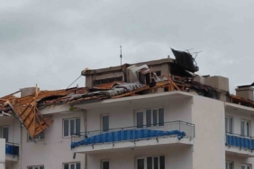 Fırtına ilçe emniyet amirliğinin çatısını uçurdu