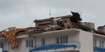 Fırtına ilçe emniyet amirliğinin çatısını uçurdu