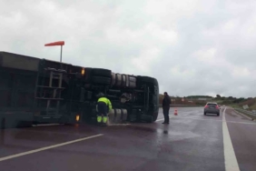Fırtına otobanda tırı devirdi, sürücü kendi imkanlarıyla böyle çıktı