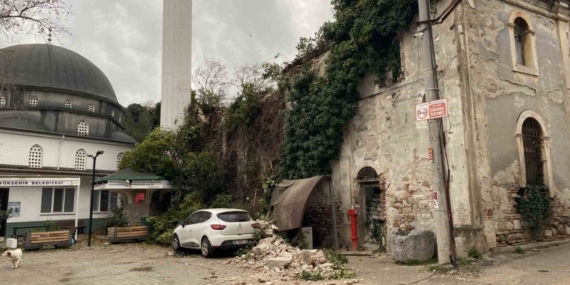 Fırtına tarihi kiliseyi de vurdu