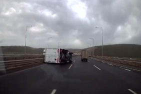 Fırtınada seyir halindeki kamyonet devrildi