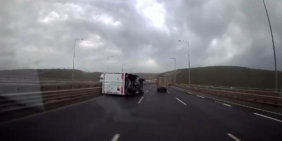 Fırtınada seyir halindeki kamyonet devrildi