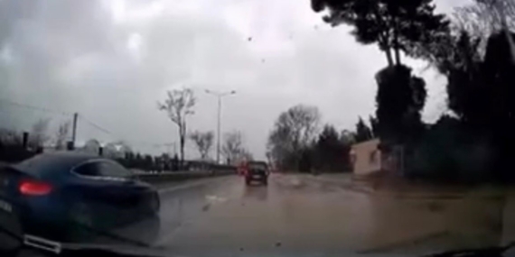 Fırtınanın ağacı devirme anı kamerada