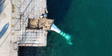 Fırtınanın etkisiyle devrilen deniz feneri havadan görüntülendi