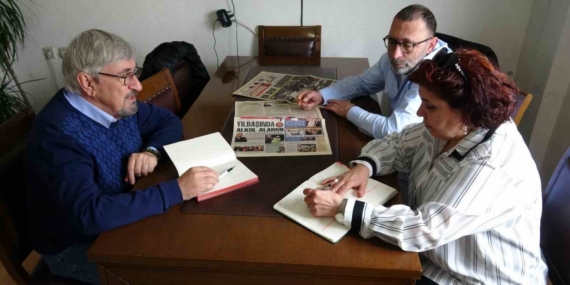 Gazeteci baba ve 2 çocuğu aynı mesleği yapmanın gururunu yaşıyor