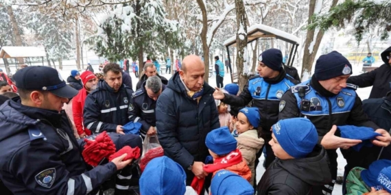 Gaziantep Büyükşehir Belediyesi, çocukların kar sevincine hediyelerle ortak oldu