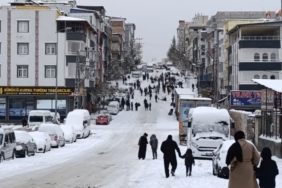 Gaziantep’te çocukların kar keyfi: Tepsi, poşet, leğen ve tahta ile kayak yaptılar