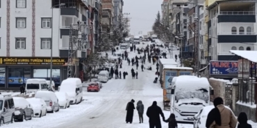 Gaziantep’te çocukların kar keyfi: Tepsi, poşet, leğen ve tahta ile kayak yaptılar