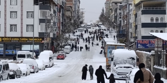 Gaziantep’te çocukların kar keyfi: Tepsi, poşet, leğen ve tahta ile kayak yaptılar