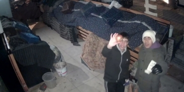 Gaziantep’te gençlerden duygulandıran örnek davranış: Soğan aldılar, parasını kameraya gösterip bıraktılar