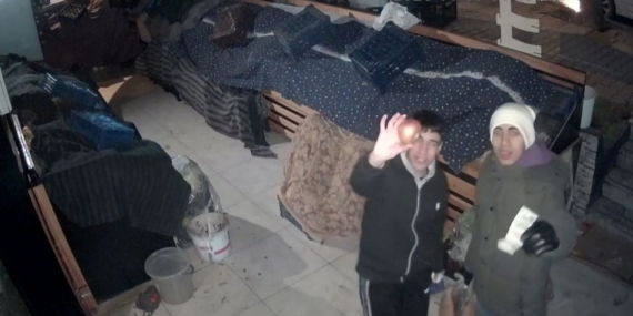 Gaziantep’te gençlerden duygulandıran örnek davranış: Soğan aldılar, parasını kameraya gösterip bıraktılar