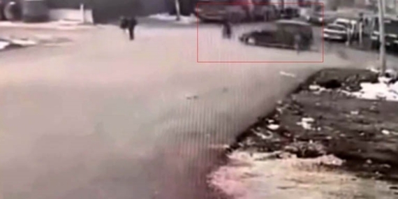 Gaziantep’te ilginç kaza: Hafif ticari araç motosiklete, motosiklet yayaya çarptı