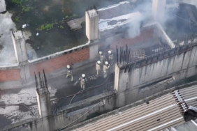 Gaziosmanpaşa’da işyerinde yangın çıktı, itfaiye ekipleri duvarı balyozla kırarak yangına müdahale etti