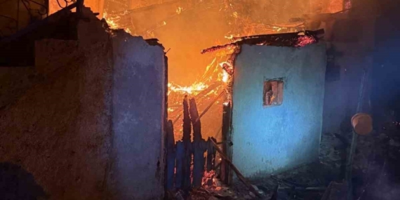 Gece yarısı çıkan yangında 1 ev kullanılamaz hale geldi