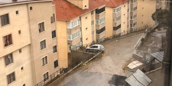 Gemlik’te şiddetli lodos sebebiyle çatılar bir bir uçtu