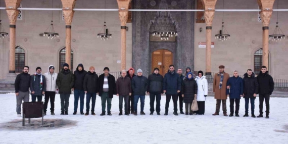 Gençler sabah namazında bir araya geldi