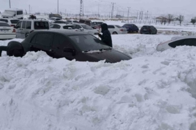 Gercüş’te kar, arabaların boyunu geçti