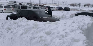 Gercüş’te kar, arabaların boyunu geçti
