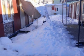 Gölgelikler kar ağırlığına dayanamadı