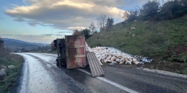 Gönen-Denizkent yolunda kamyon devrildi