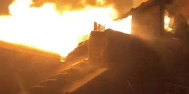 Gönen’de ev yangını: Çatı alevlere teslim oldu