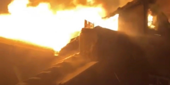 Gönen’de ev yangını: Çatı alevlere teslim oldu