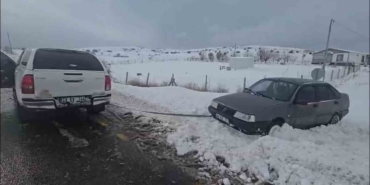 Göreve giden valilik koruma ekibi, yolda kalan vatandaşı kurtardı