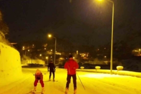 Gümüşhane’de kayakçılar kar yağışını fırsata çevirdi: Şehir merkezine kayarak indiler