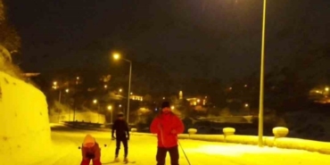 Gümüşhane’de kayakçılar kar yağışını fırsata çevirdi: Şehir merkezine kayarak indiler