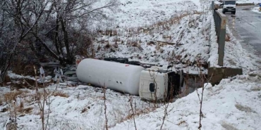 Gümüşhane’de LPG yüklü tanker dere yatağına devrildi: 1 yaralı