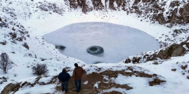 Güneşin konumuna göre renk değiştiren Kızılçan Gölü dondu