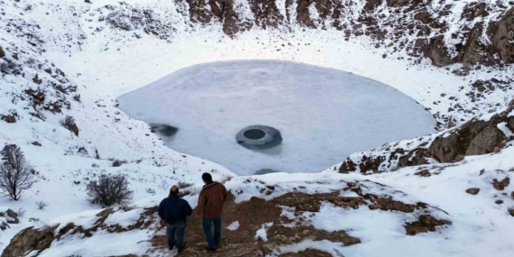 Güneşin konumuna göre renk değiştiren Kızılçan Gölü dondu