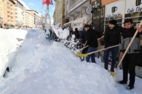 Güvenlik korucularından karla mücadeleye destek