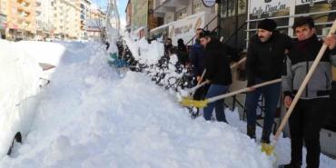 Güvenlik korucularından karla mücadeleye destek