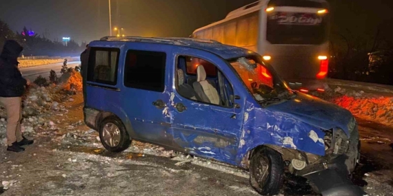 Hafif ticari araç, direğe çarpıp karşı şeride geçti: 4 yaralı