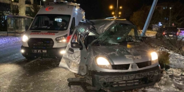 Hafif ticari araç direğe çarptı: 1’i ağır 4 yaralı