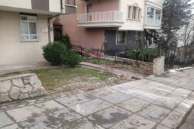 Hafriyat kamyonunun bahçedeki 4 araca çarptığı kaza kameda