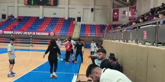 Hakeme saldırmaya çalıştı sahadan güvenlikle çıkartıldı