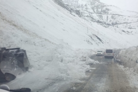 Hakkari-Çukurca yoluna düşen çığlar temizlendi