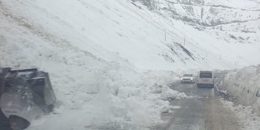 Hakkari-Çukurca yoluna düşen çığlar temizlendi