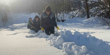 Hakkari su arıza ekibi 1,5 metre karı aşarak arızaya ulaştı