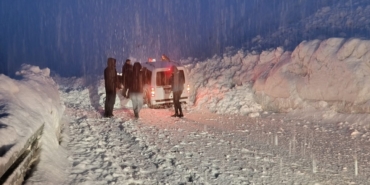 Hakkari-Van yolunda iki çığ arasında kalan 5 araç kurtarıldı