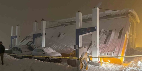 Hakkari’de akaryakıt istasyonunun çatısı çöktü: 8 kişi yaralandı