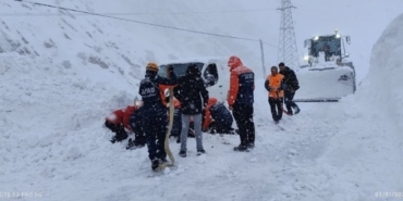 Hakkari’de çığ altında kalan araçtaki 2 kişi kurtarıldı