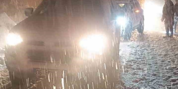 Hakkari’de çığ düştü: Çok sayıda araç yolda mahsur kaldı