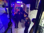 Hakkari’de karda mahsur kalan ambulansa belediye ekiplerinden destek