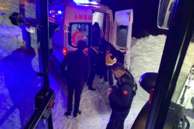 Hakkari’de karda mahsur kalan ambulansa belediye ekiplerinden destek