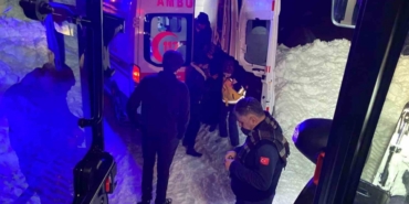 Hakkari’de karda mahsur kalan ambulansa belediye ekiplerinden destek